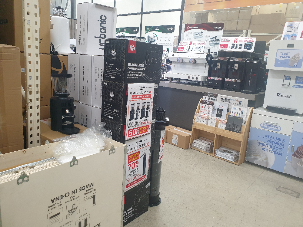 창업용 커피 머신과 그라인더들이 진열되어 있다.