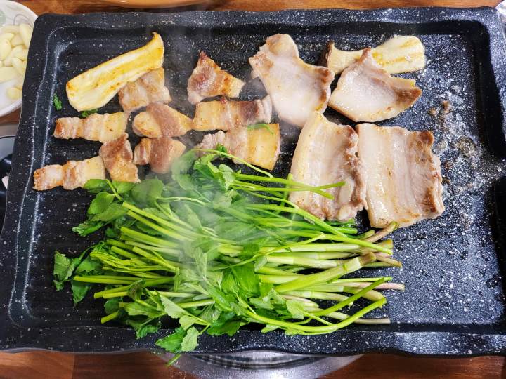 청도 맛집 추천 생방송투데이 입 안 가득 즐기는 봄의 맛 미나리 삼겹살 해물전 오늘방송 자족식당