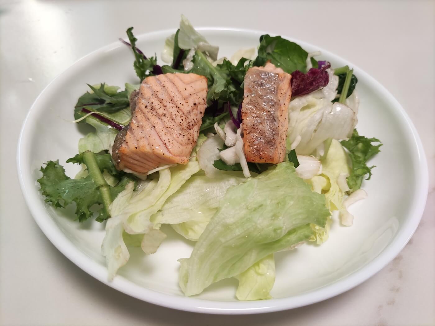 연어 샐러드, 관절 건강 단백질 식단 예시