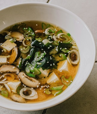 표고, 두부, 다시마, 대파가 들어간 된장국으로 국물이 넉넉하고 야채 육수로 맛을 낸 건강한 비건 된장국이다.