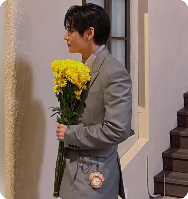 보그 할리우드에서 회색 정장 왼쪽 주머니에 고종황제시절의 회중시계를 액세서리로 착용했다 [사진=뷔 인스타]