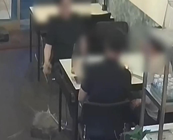 '치킨집 갑질' 사건 논란에 휘말인 대구 중구청 공무원 2명이 결국 경찰 수사를 받게 됐다. 사진은 지난 7일 대구 중구청 소속 공무원이 한 치킨집에서 일부러 맥주를 쏟는 장면. [사진=네이버 카페 '아프니까 사장이다' 캡처]