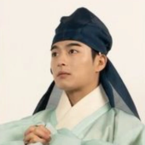 장가전에 쓰는 갓에 밝은 녹색 한복을 입고 서 있는 사극 드라마 혼례대첩의 이시열 캐릭터