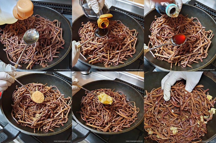 고사리나물을 만들 고사리 위에 식용유 3T, 간장 5T, 매실청 1T, 다진 마늘 1T, 다시다 1T를 넣고 양념이 고사리에 고루 섞이도록 먼저 버무려 주는 사진