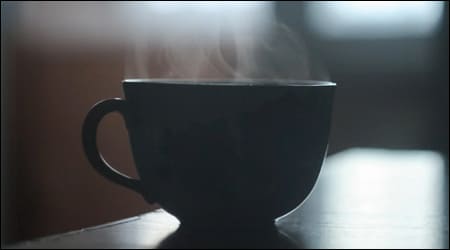 수증기가 피어오르는 컵