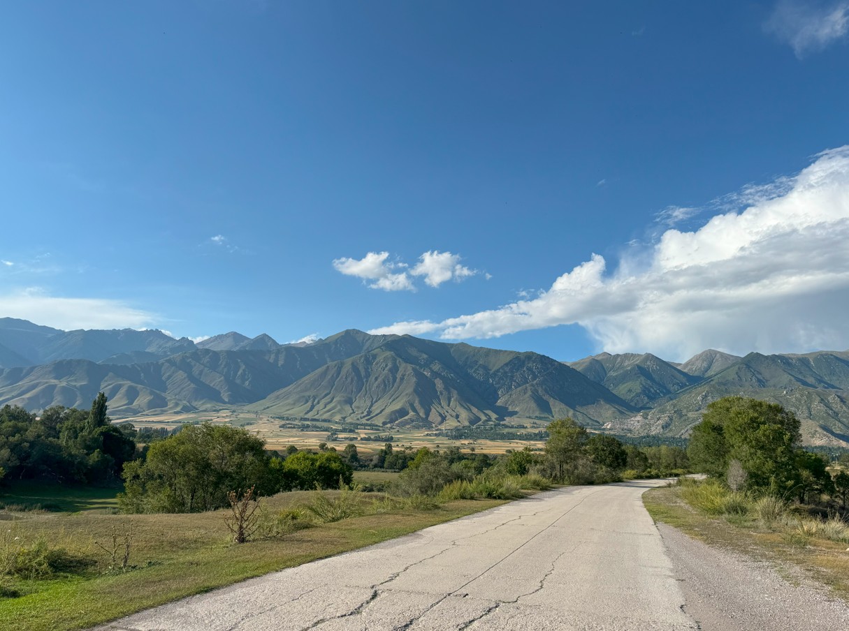 알마티에서 동쪽 방향으로 이식쿨 호수 가는 도로 풍경