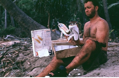 자신이 배달해야할 물건들을 들여다보는 주인공 척