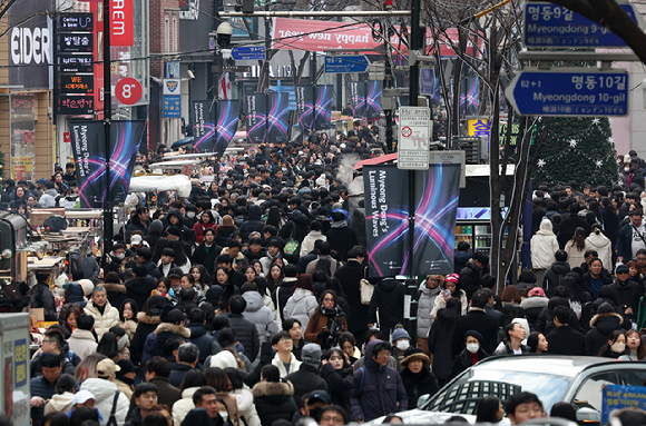 성탄절인 25일 서울 중구 명동거리가 방문객들로 붐비고 있다. 기사와 직접적인 관련이 없는 사진입니다. [사진=뉴시스]