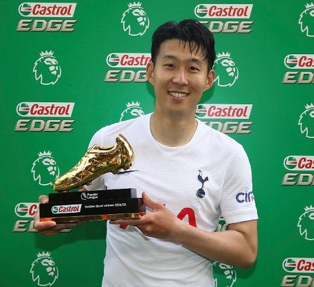 골든부츠를 들고있는 손흥민
