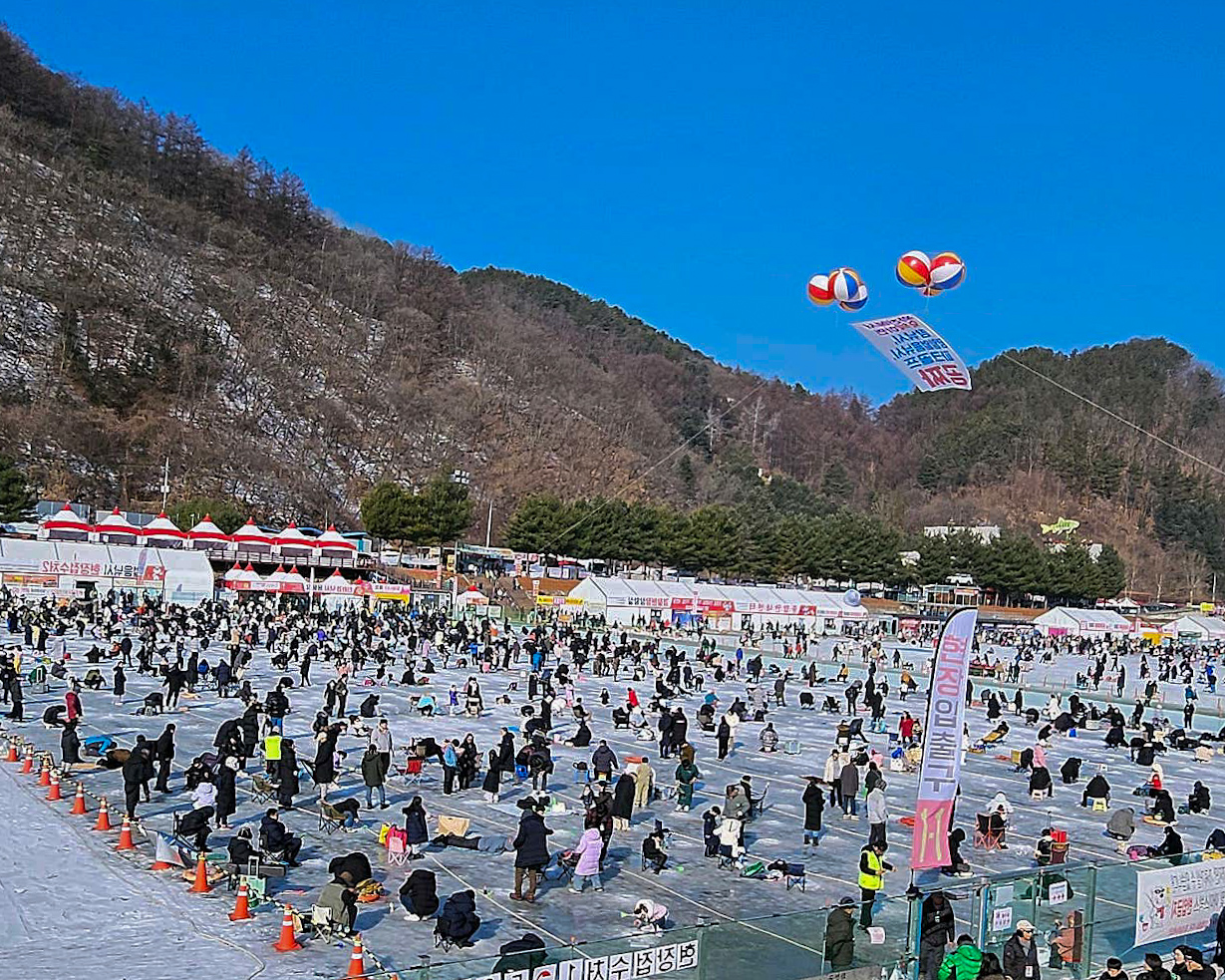 얼음낚시를 즐기는 관광객들 사진