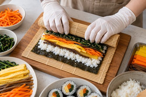 김천 김밥축제 대나무 발로 김밥을 만드는 손