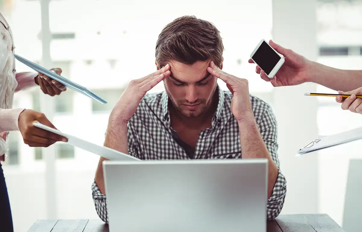 직상-사무실-스트레스-받는-남자