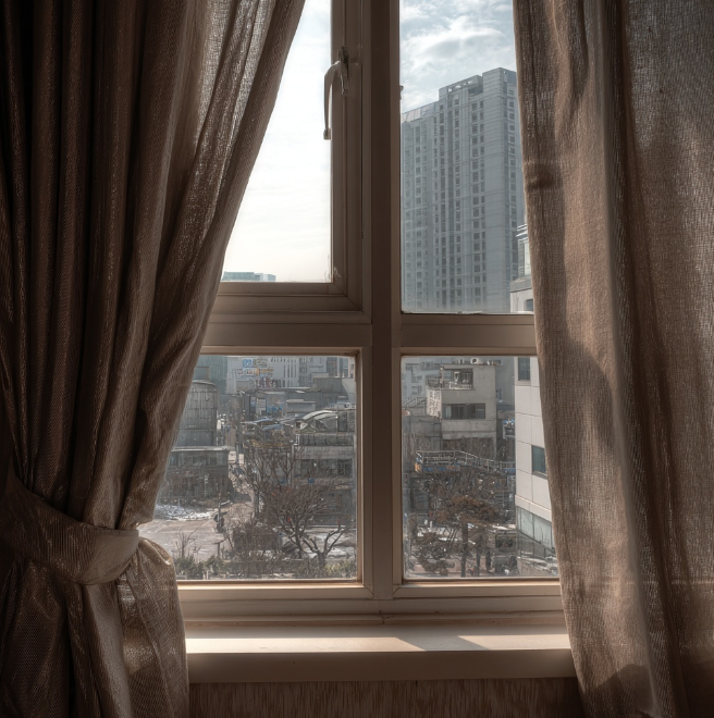 겨울철 창문 커텐을 덮은 모습