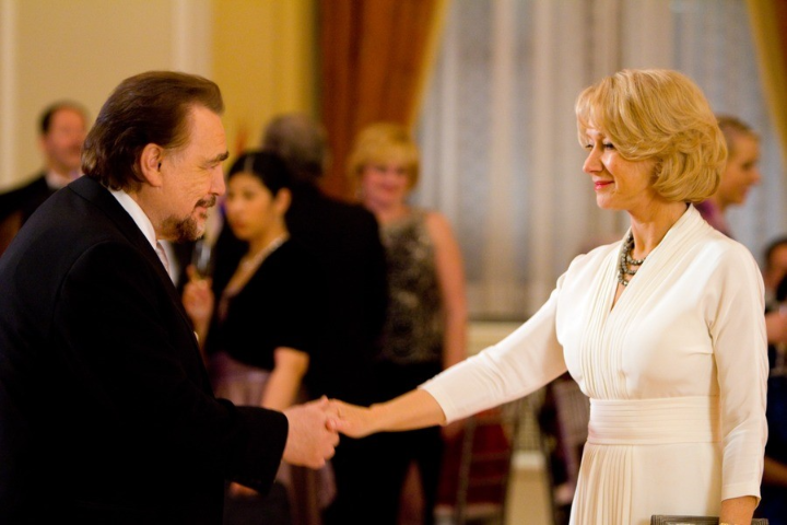 헬렌미렌이그의전남자친구와악수를하고있다.