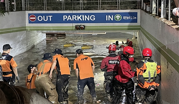 포항-침수아파트-생존자를-수색하는-119-구조대원들