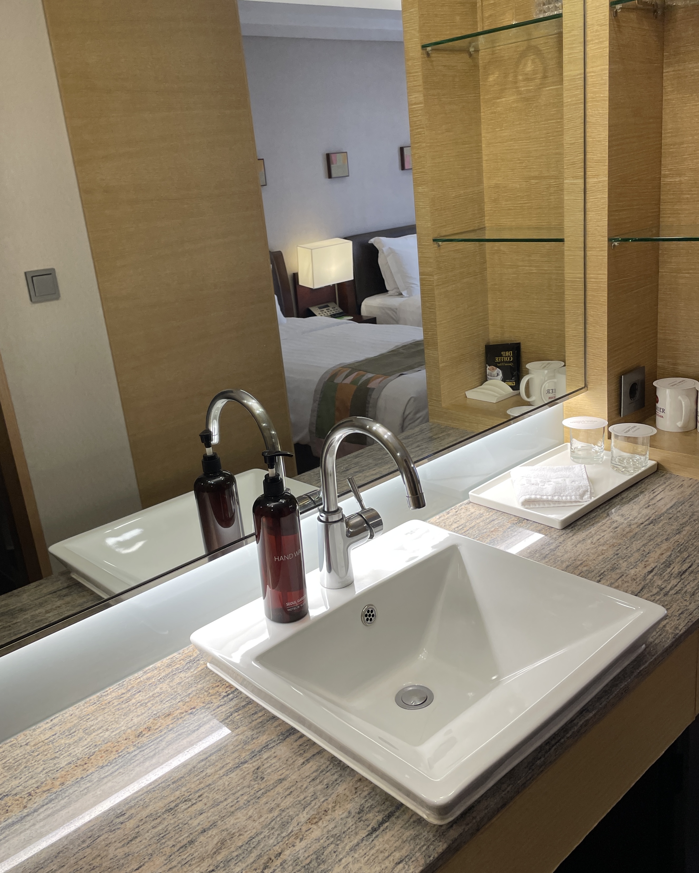 룸의 세면대의 모습.