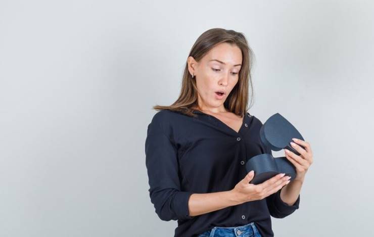 상자를 바라보는 여자