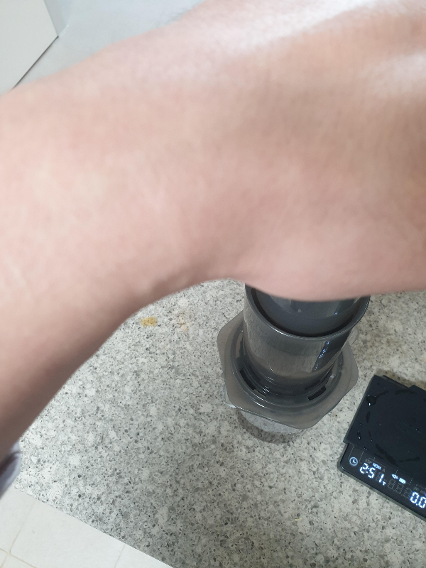 에어로프레스에 손을 올려 누르는 모습