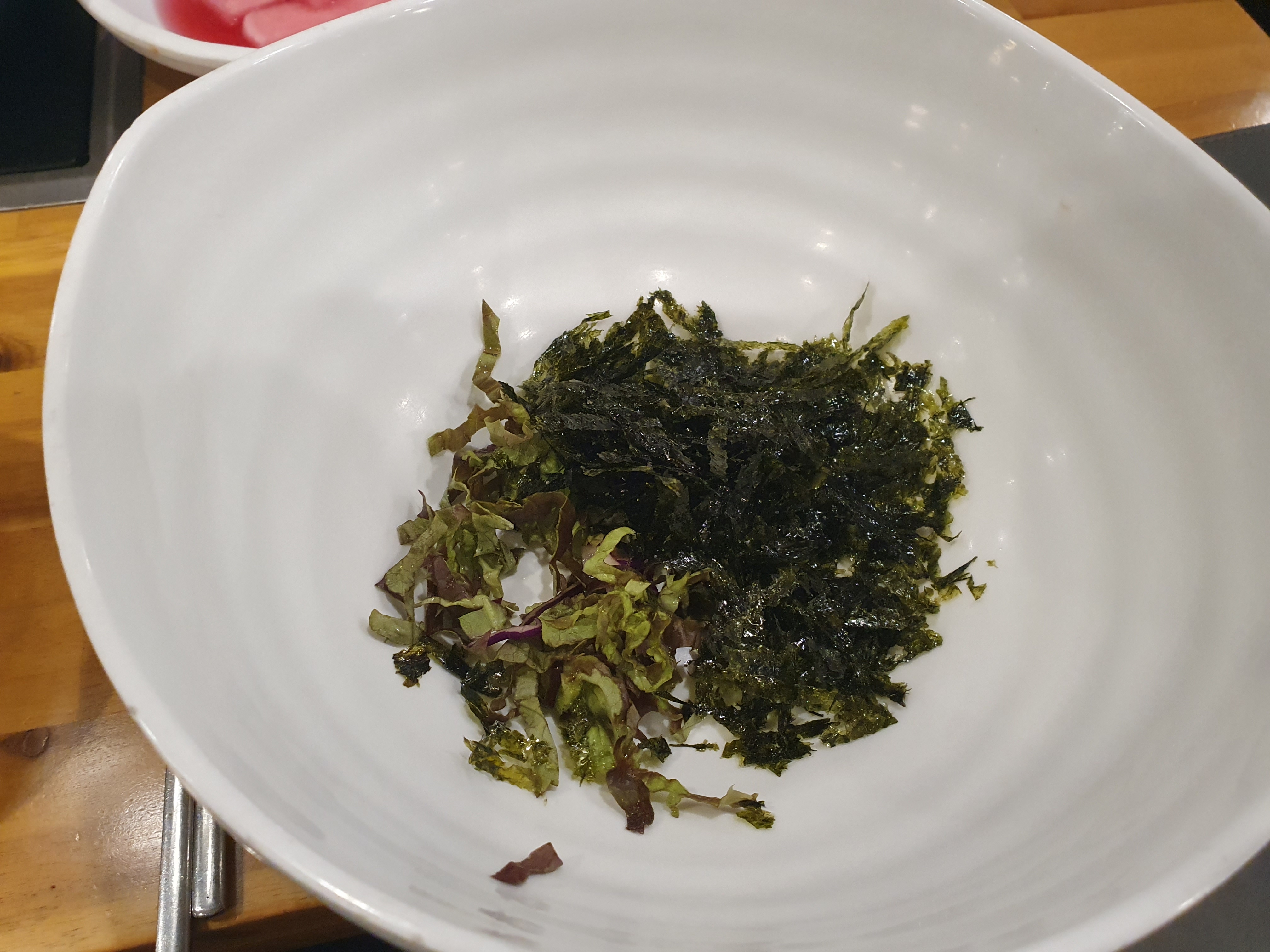 쭈꾸미 볶음과 공기밥을 넣고 슥슥 비벼먹기 좋게 하는 대접이 제공된다.