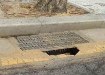 대형 싱크홀 발생 전 인근 배수구에 발생한 바닥균열