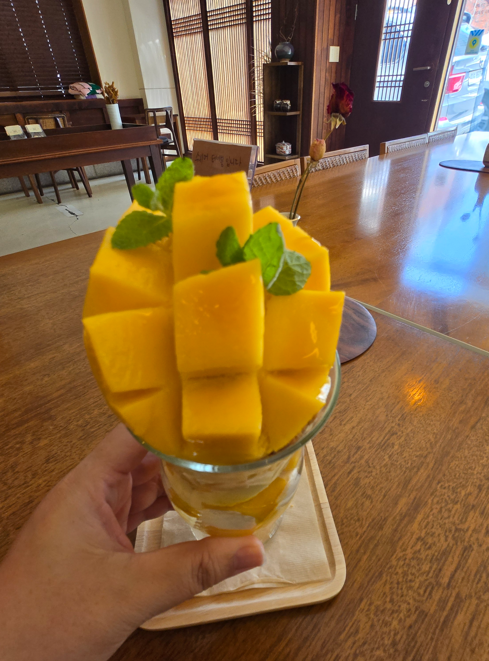 수성구 두산동 목련 양과 망고파르페