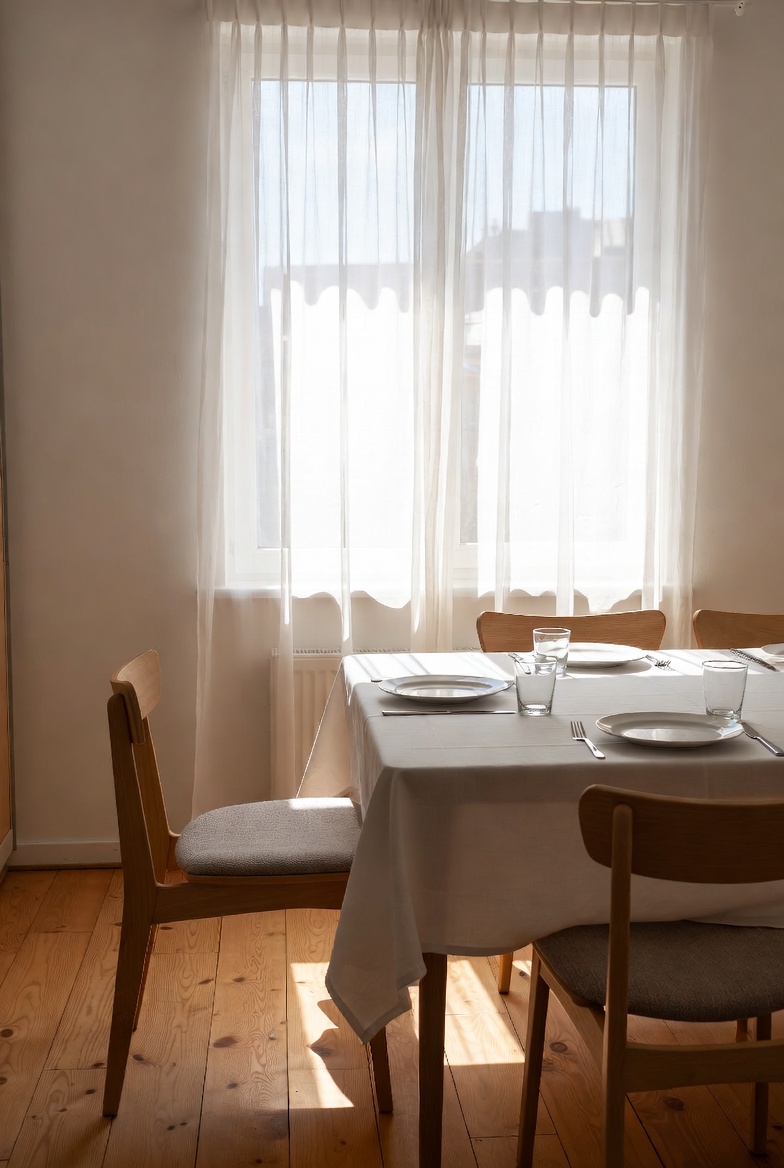 정돈된 식탁이 보이는 실내 공간