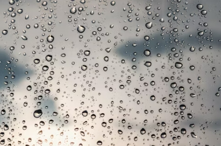 유리에-빗방울이-맺혀있는-사진