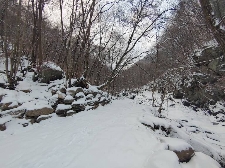 산림청 명품숲길 겨울 트레킹 : 연인산 명품 계곡길 코스&middot;주차&middot;팁