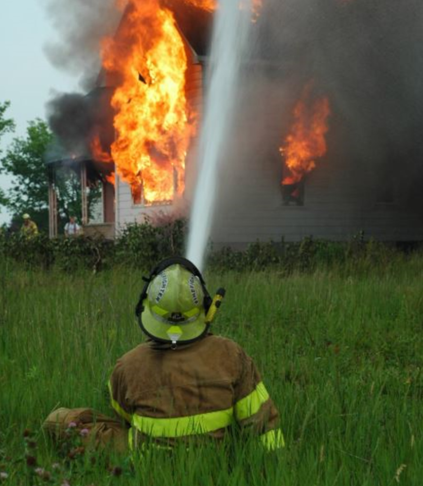 물과 불이 섞인 사진, 소방관이 물을 끄는 사진