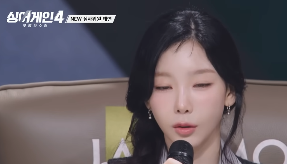 규현이 감탄하는 표정으로 무대를 지켜보는 장면