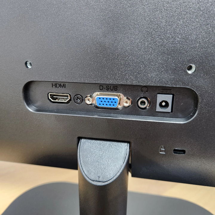 알파스캔 27인치 AOC 모니터 조립. 받침대만 끼워주면 조립 끝