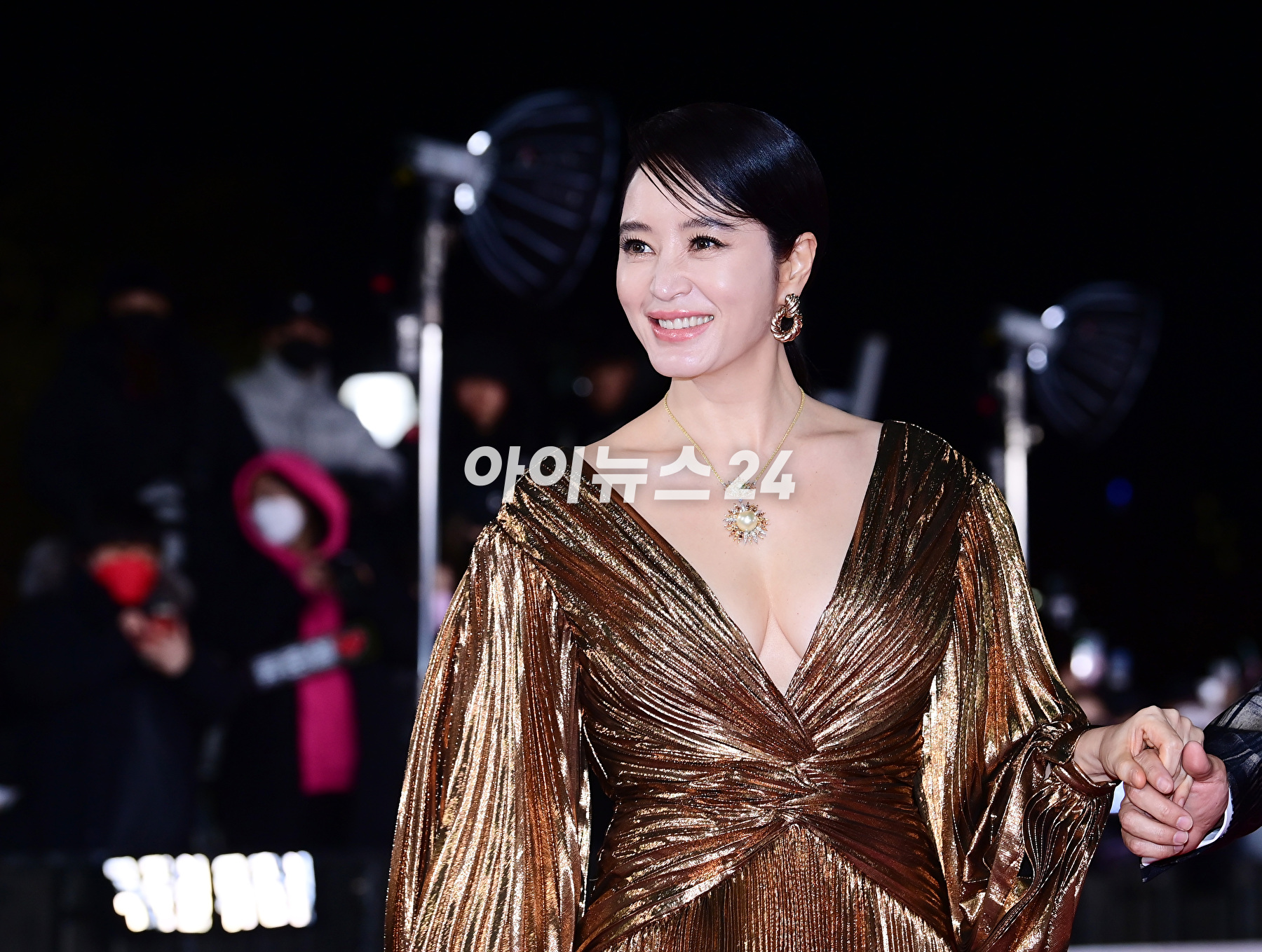 배우 김혜수가 24일 오후 서울 영등포구 여의도 KBS홀에서 진행된 제44회 청룡영화상 레드카펫 행사에 시상식 MC로 참석하고 있다. [사진=정소희 기자]