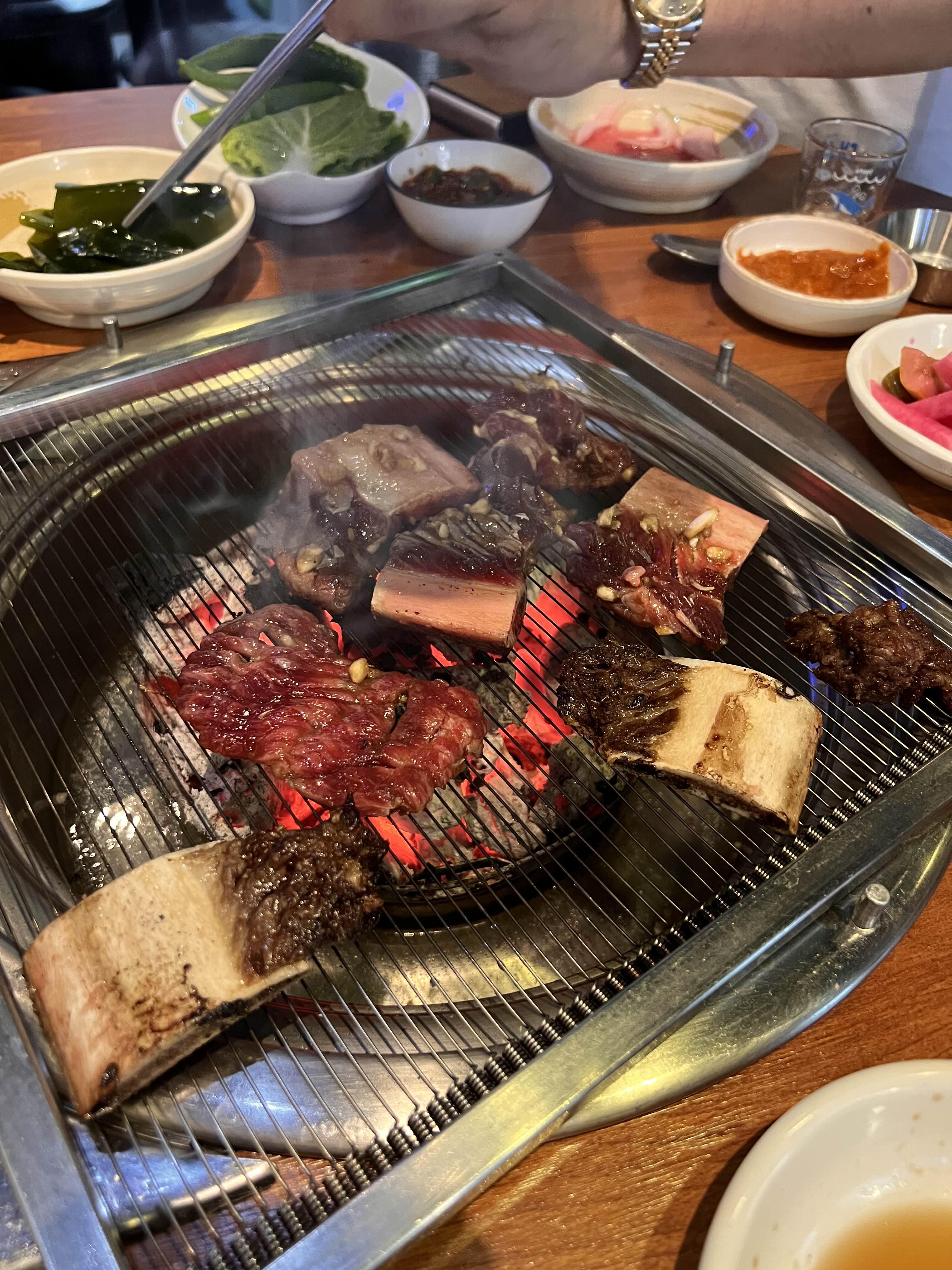 뼈에 붙은 고기는 바짝 익혀준다.