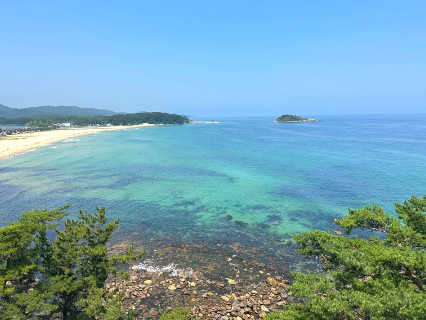 강원도 바다 중 가장 푸르고 맑은 해변의 화진포해수욕장
