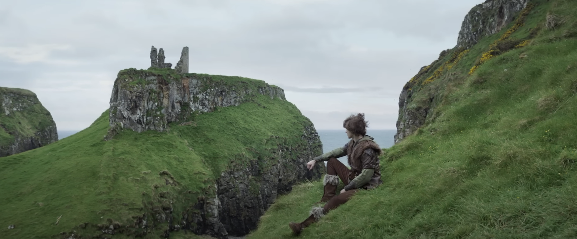 한 소년이 멀리 바다를 바라보고 있다.