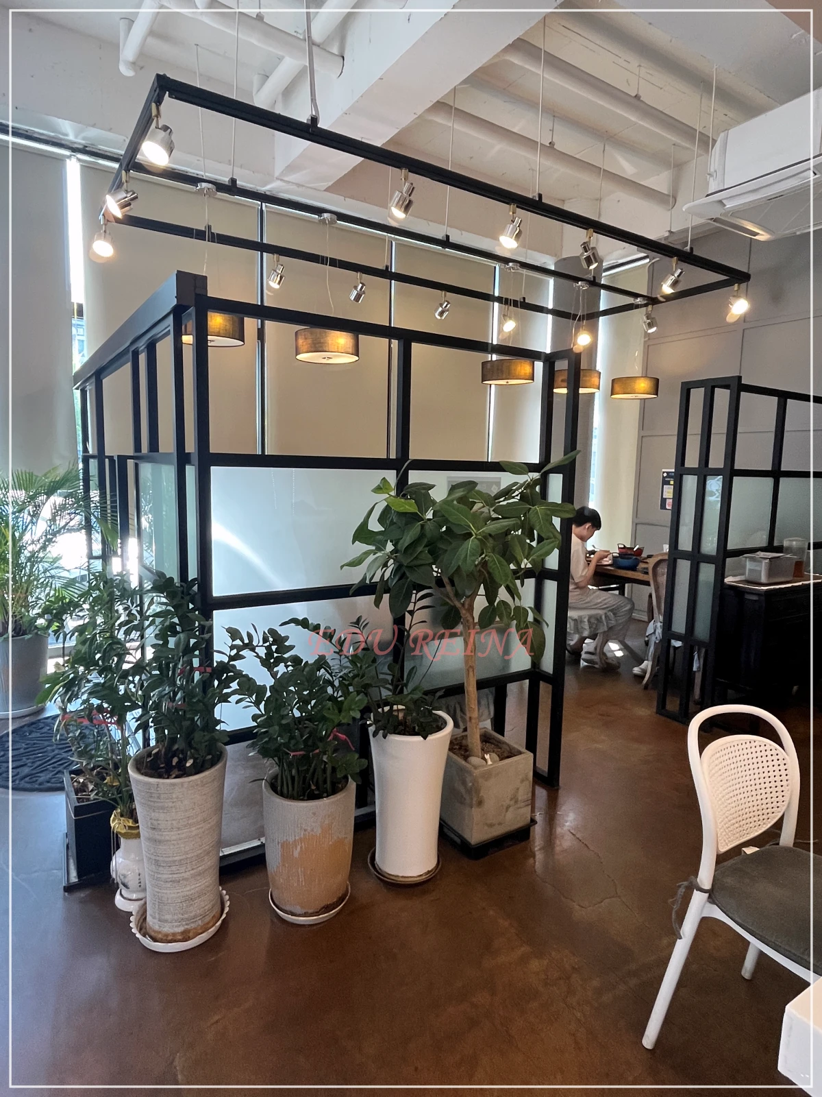 샤브샤브소반-파티션-테이블-화분 인테리어