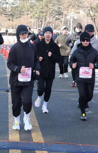 선글라스를 쓰고 2026년 제2회 한강 서울 마라톤 10km 대회 출전 모습