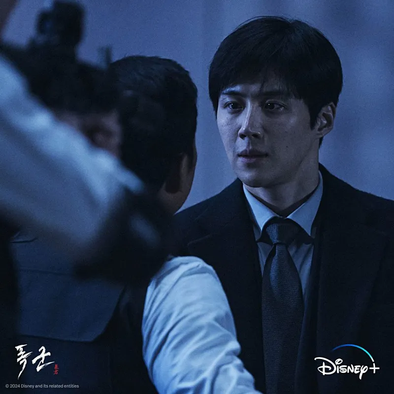 디즈니플러스 폭군에서 최 국장 역을 맡은 김선호