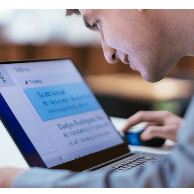 컴퓨터 보는 남자