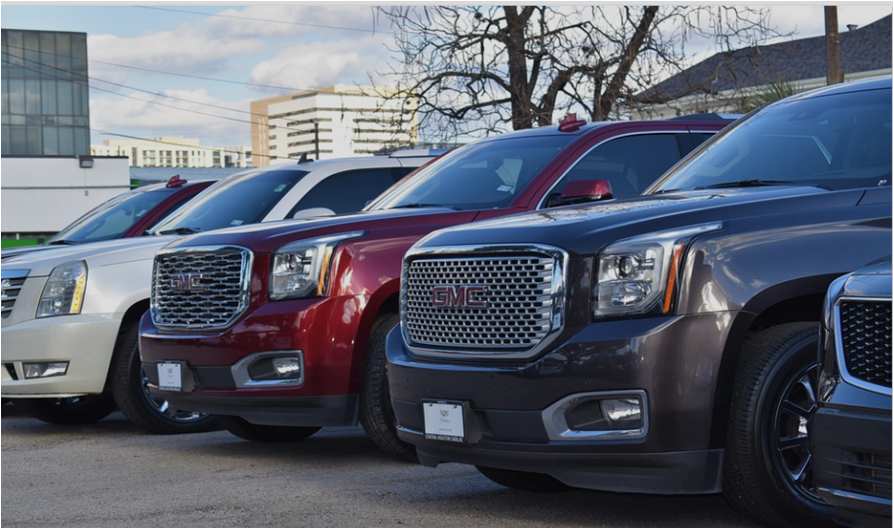 주차장의-여러대의-픽업트럭