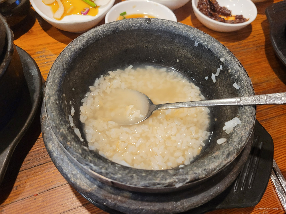 돌솥에서 나온 누룽지