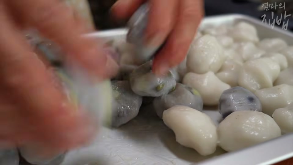 송편에 참기름을 바르는 장면