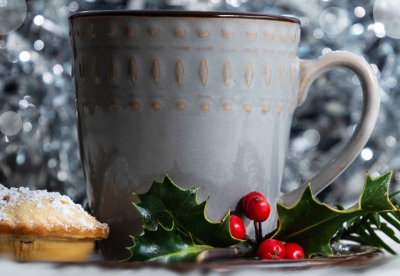 겨우살이를 차로 끓여 드시라는 의미에서 컵과 겨우살이 열매가 함께 있는 이미지입니다.