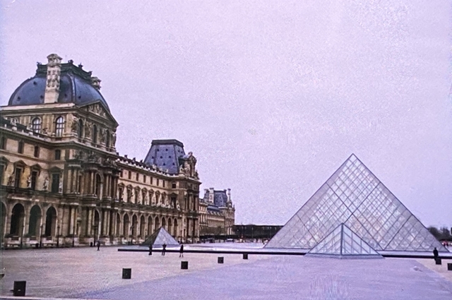 루브르 박물관 건물 옆으로 보이는 유리 피라미드