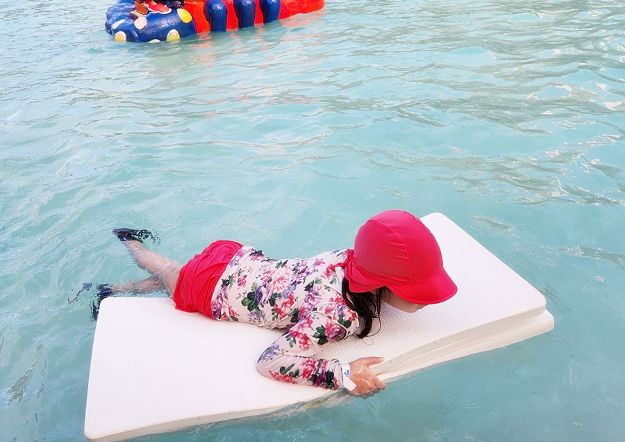 튜브대신 스펀지 타고 노는 쿠앙이