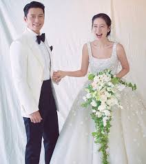 &ldquo;아직도 현실감 없어&rdquo; 팬들이 말하는 현빈&hearts;손예진 부부 관련사진