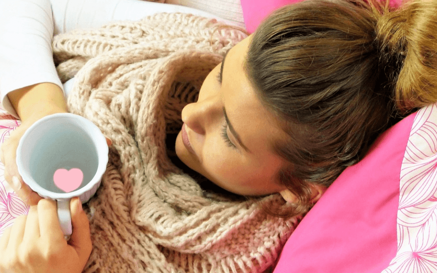 눈꼽이 잘 끼는 이유가 되는 감기로 차를 마시고 있는 사람