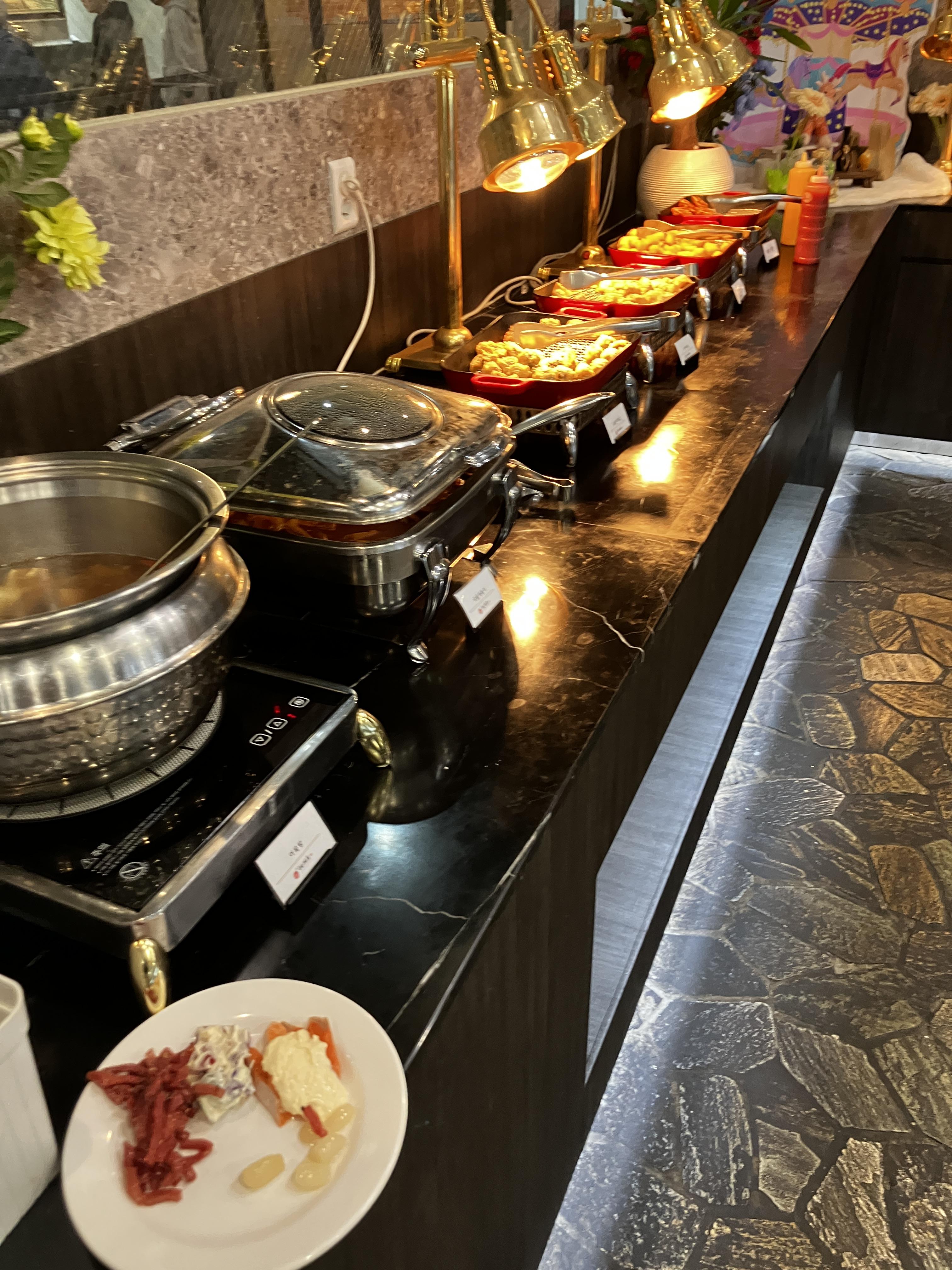 샐러드 라인과 튀김종류