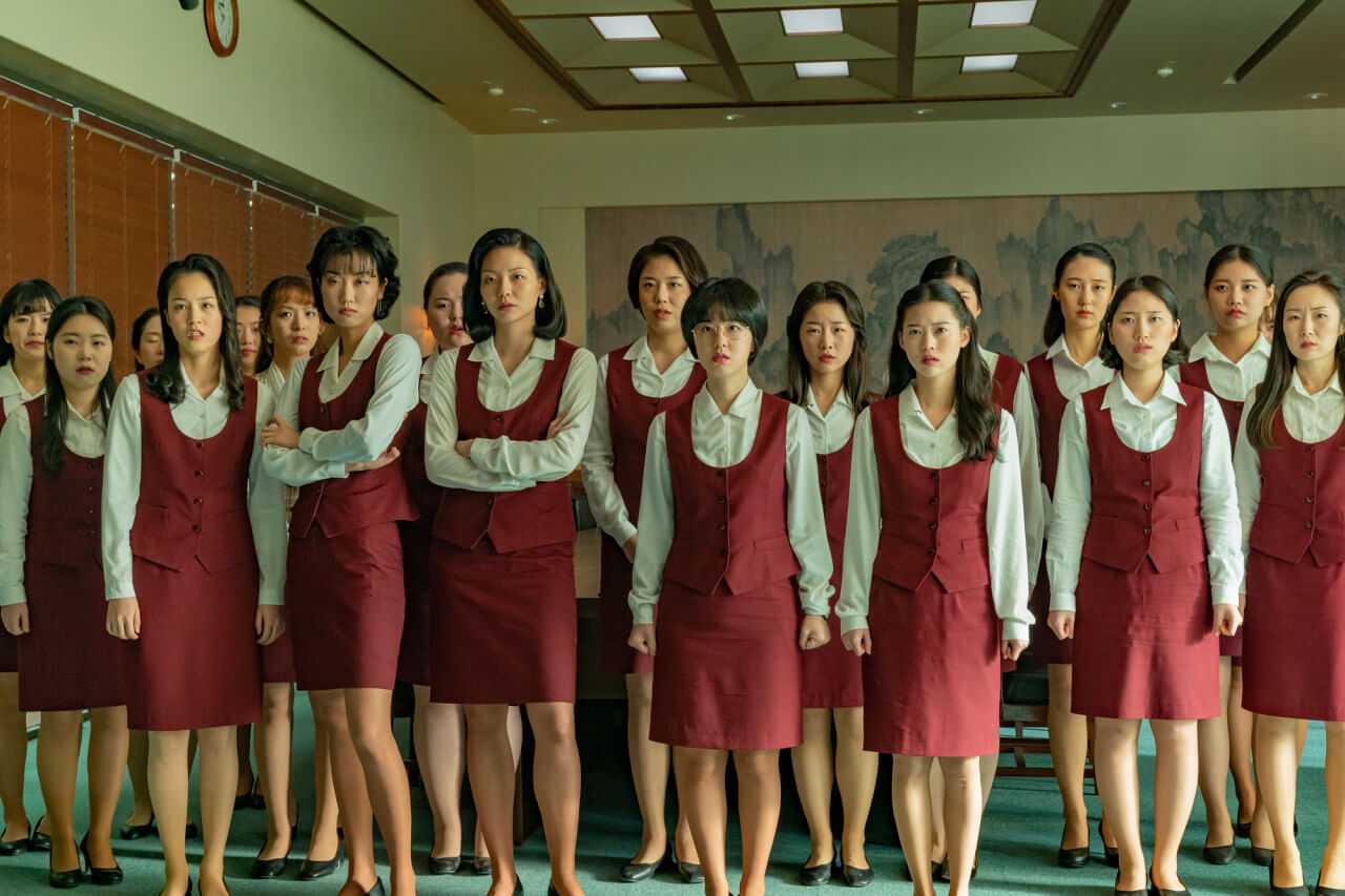 주주총회에 참석한 유니폼입은 삼진그룹 여직원들