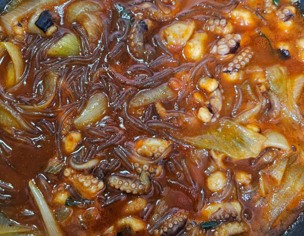 주꾸미 밀키트와 당면과 야채를 넣고 끓인 것